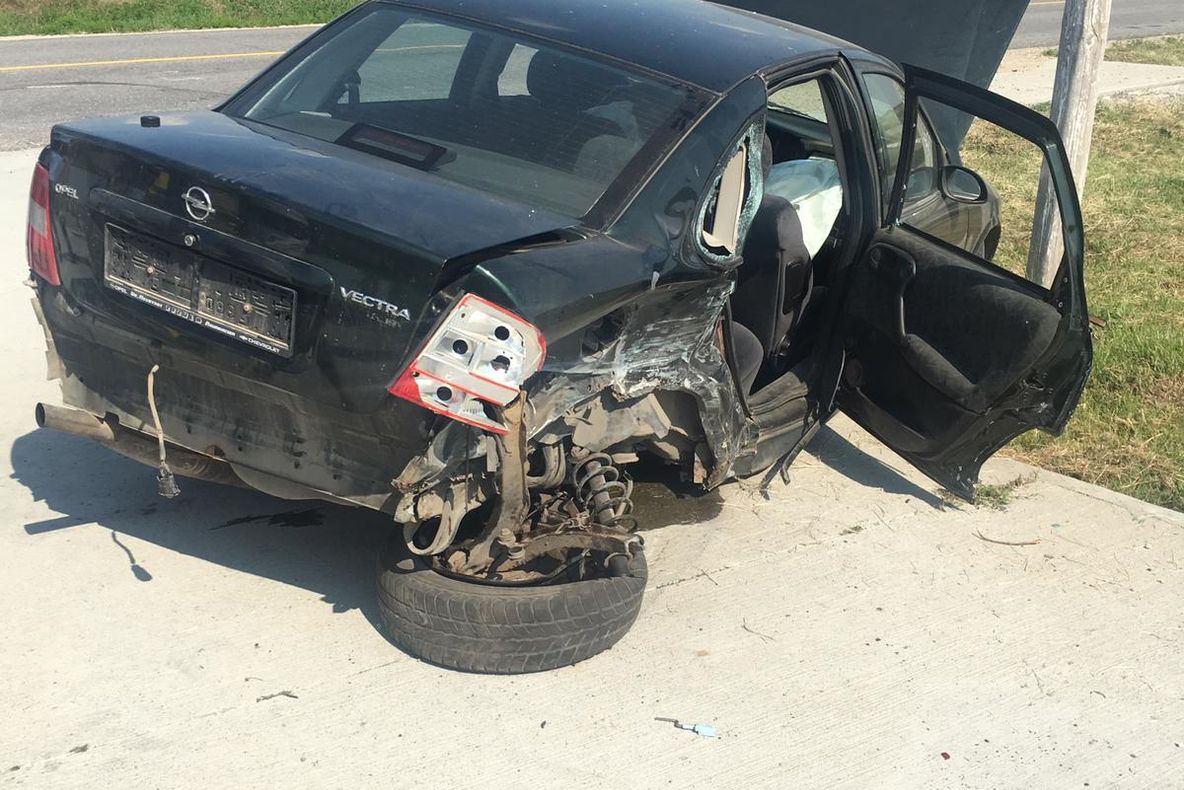 FOTO. Fetiță de 11 ani, la spital în urma unui accident rutier. Unchiul să s-a urcat băut la volan