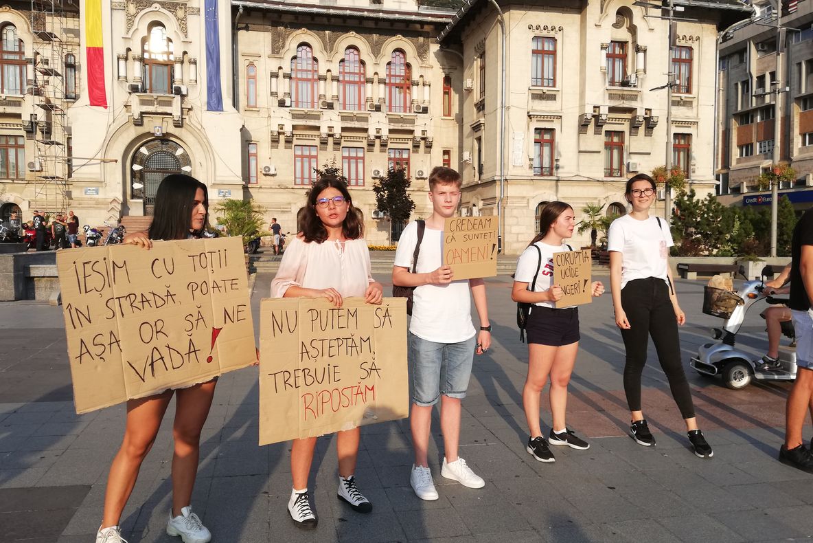 VIDEO/FOTO. Protest la Craiova. "112, cum să avem încredere în voi?"