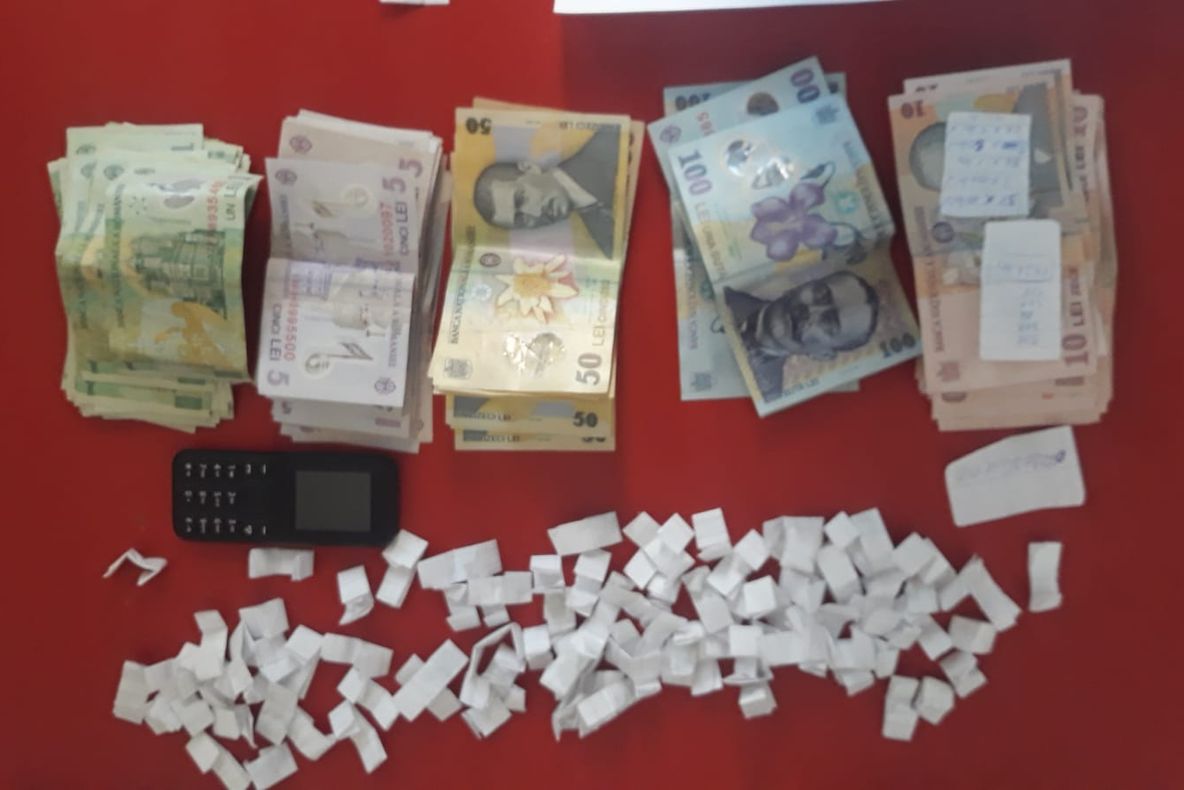 Tânără din Craiova, prinsă de jandarmi cu pliculeţe de droguri şi bani - VIDEO