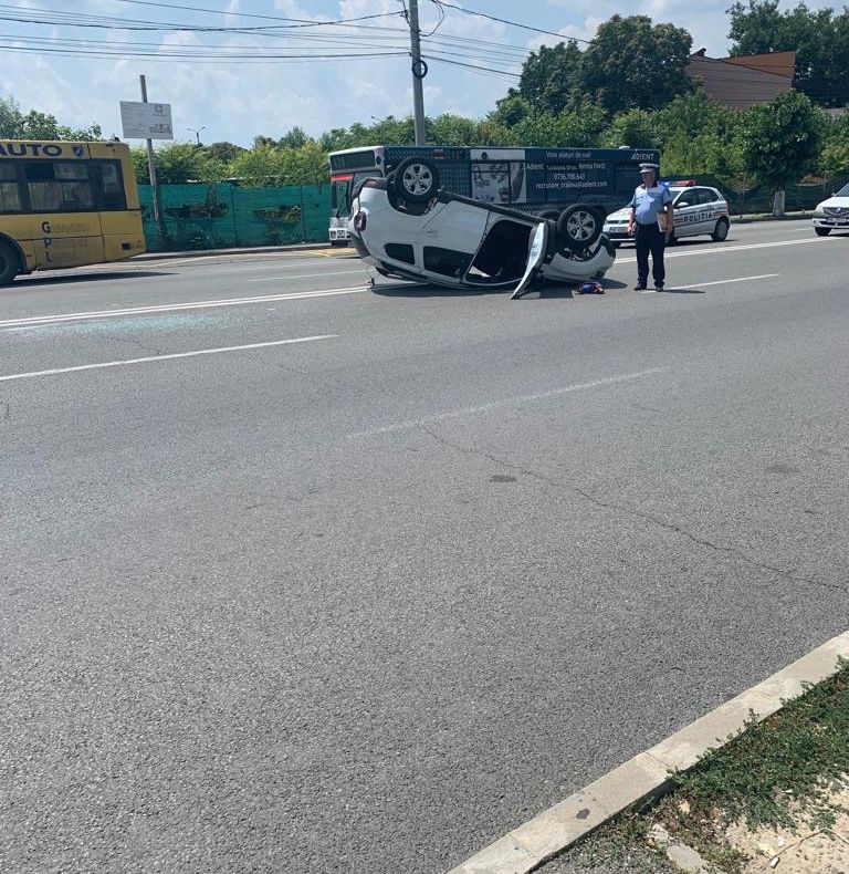 Impact între două autoturisme, la Craiova. Unul s-a răsturnat pe plafon