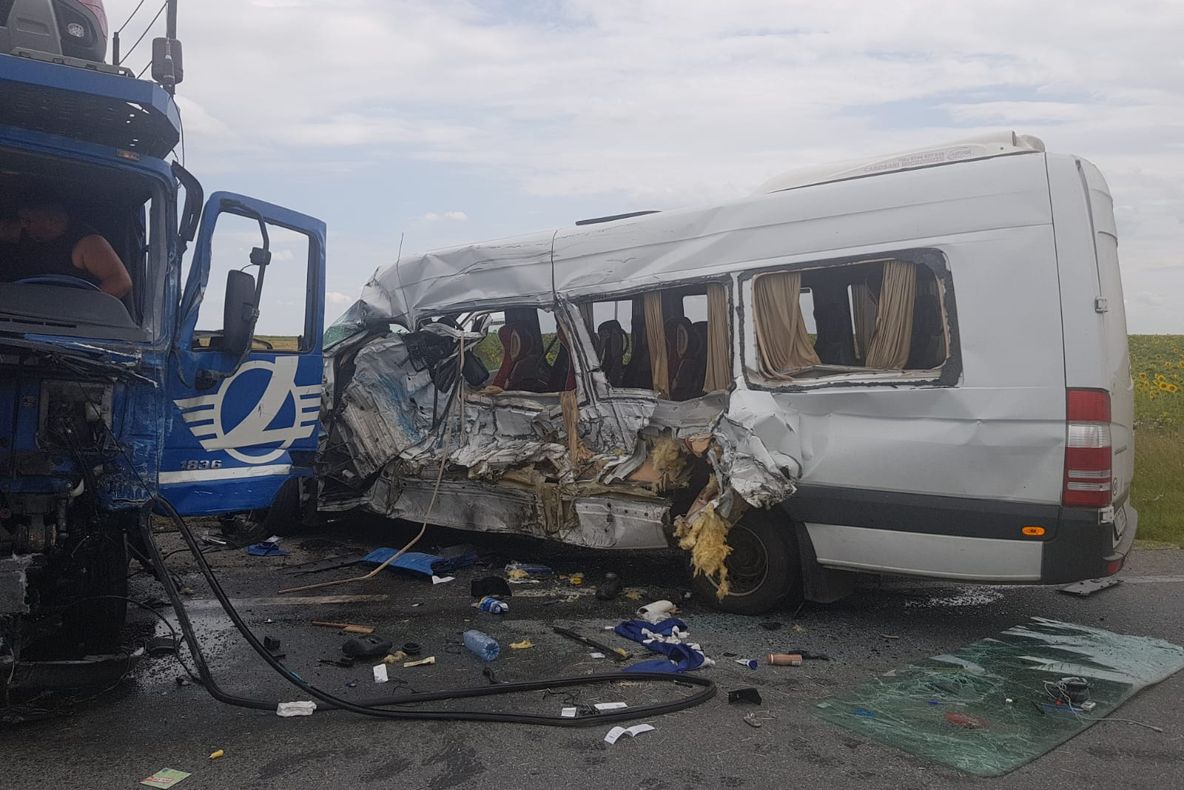 Un craiovean, vinovat pentru accidentul din Olt cu şase maşini implicate şi 19 persoane