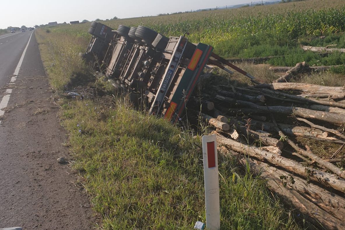Accident într-o localitate din Dolj. A adormit la volan și s-a răsturnat cu autocamionul încărcat cu lemne
