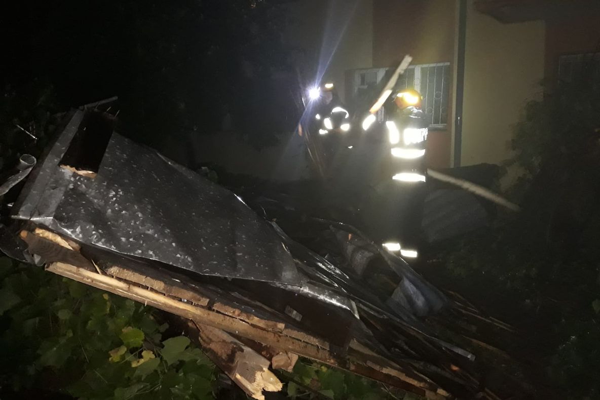VIDEO. Furtuna a făcut PRĂPĂD în Dolj. Zeci de copaci au căzut pe carosabil, un acoperiş a fost smuls de bloc şi aruncat pe o conductă de gaze