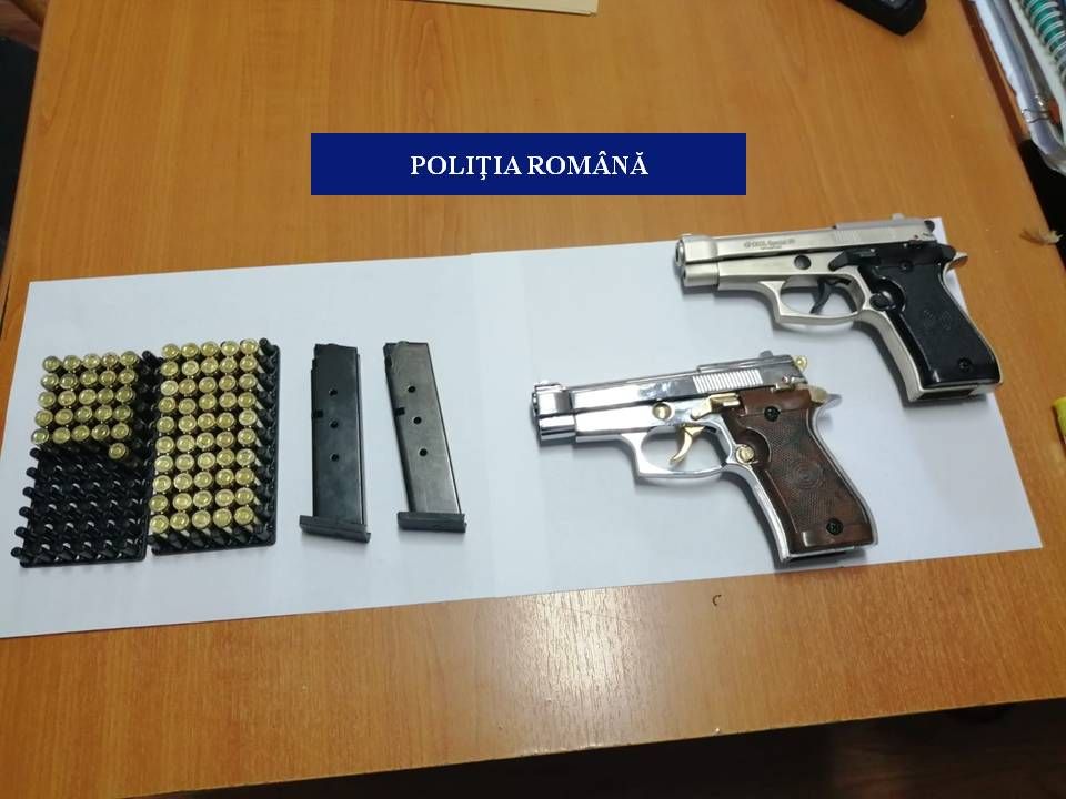 Două pistoale şi zeci de cartuşe găsite de poliţişti în locuinţa unui tânăr din Craiova