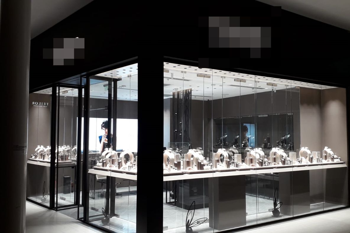 Bărbat căutat după ce a încercat să fure bijuterii de la un magazin din Mall-ul Craiova