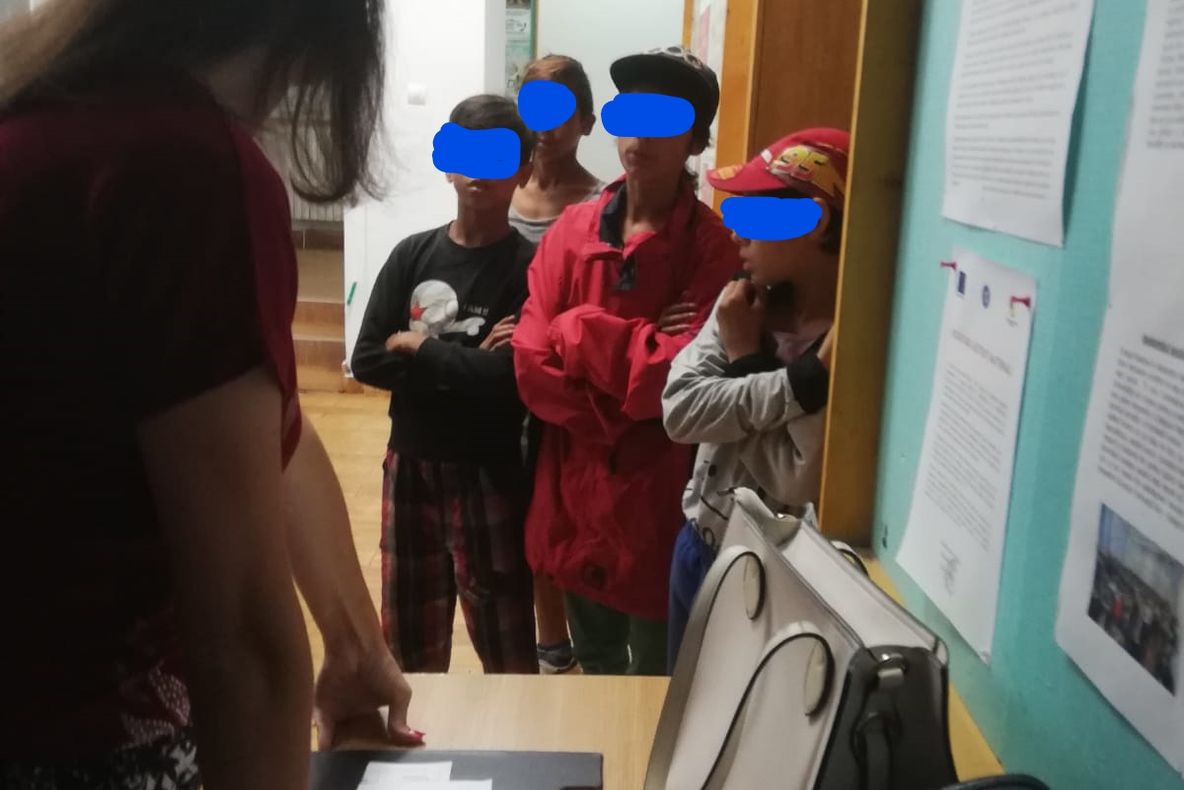 Prinși că își foloseau copiii la cerșit, pe străzile Craiovei. Poliția Locală a sesizat procurorii