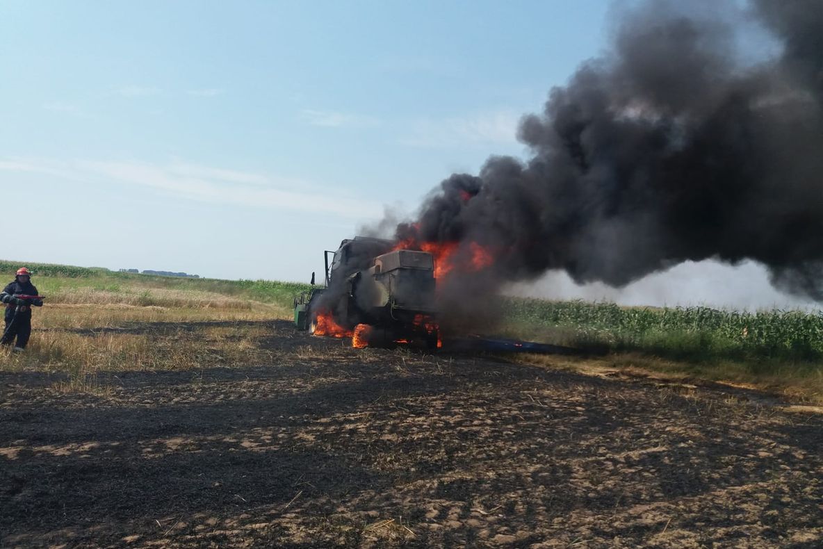 VIDEO - O combină agricolă a ars ca o torţă, pe un câmp din Dolj