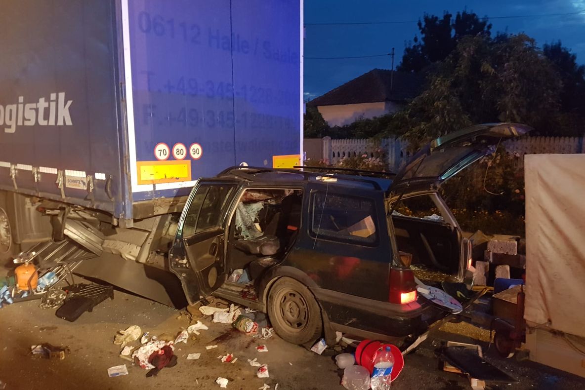 Trei persoane au ajuns la spital după ce un autoturism a intrat sub un TIR, la Filiaşi | FOTO