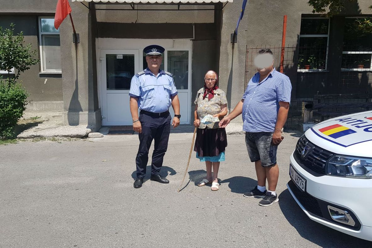 O femeie în vârstă de 83 de ani din Dolj a restituit o pungă cu bani. A găsit-o pe stradă, în Craiova