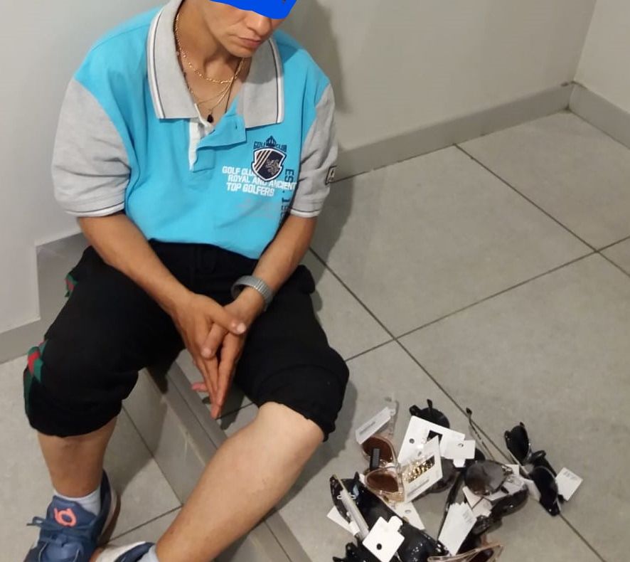 Prinse cu bunuri furate dintr-un magazin din Craiova. O adolescentă în vârstă de 13 ani, una dintre suspecte