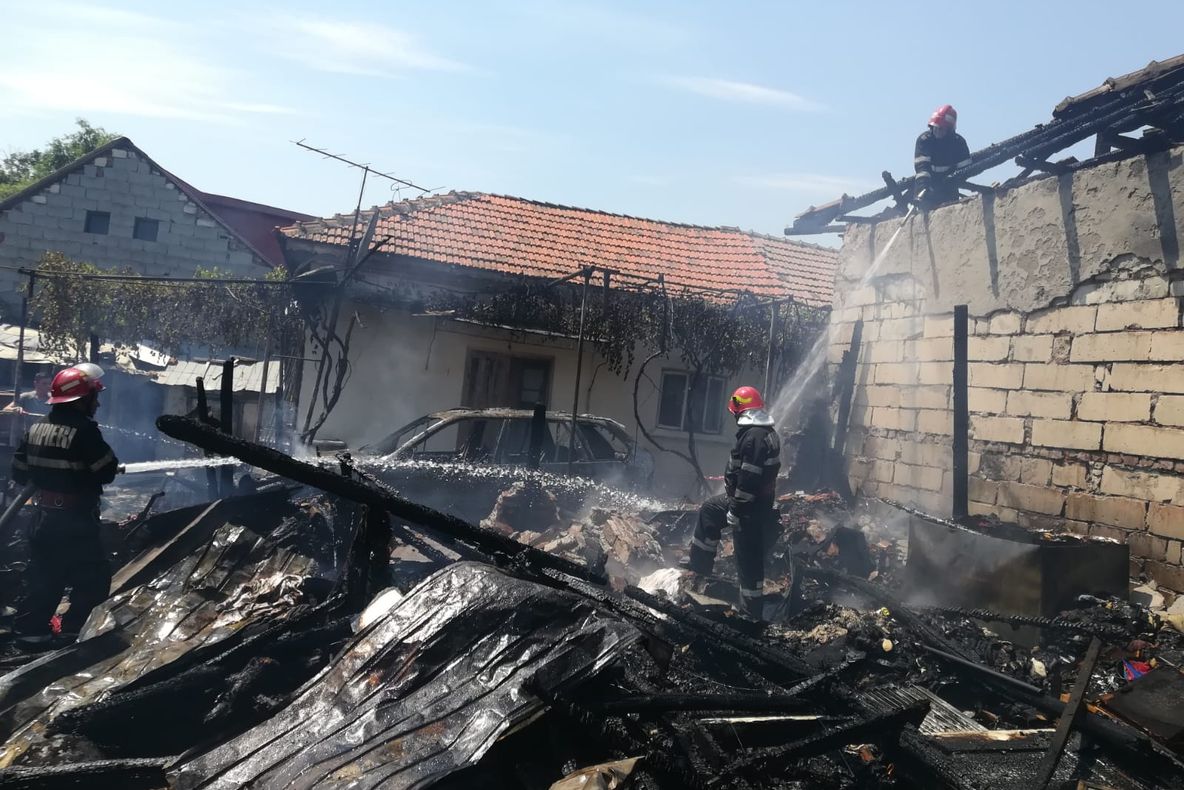 Bucătărie de vară, acoperişul unei case şi un autoturism, distruse într-un incendiu, la Craiova - VIDEO