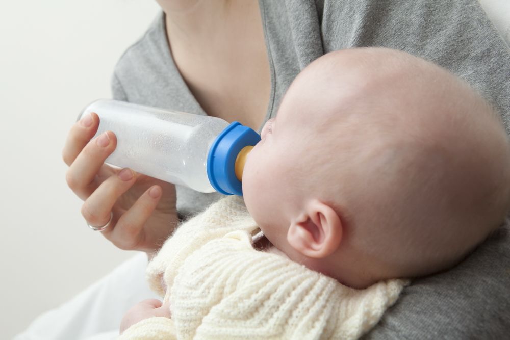 Lapte praf, lunar, pentru o mie de sugari din Dolj. S-a reluat distribuirea după ce furnizorul a fost stabilit la jumătatea anului