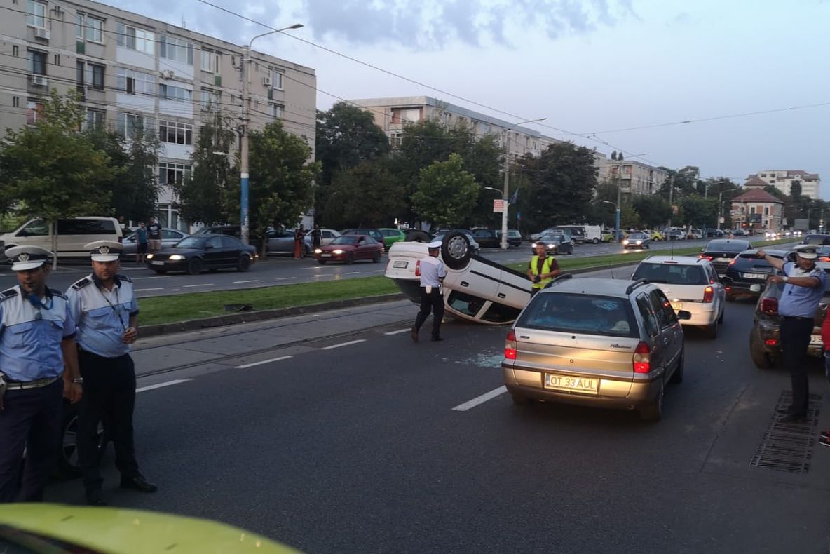 S-a răsturnat cu mașina, în Craiova