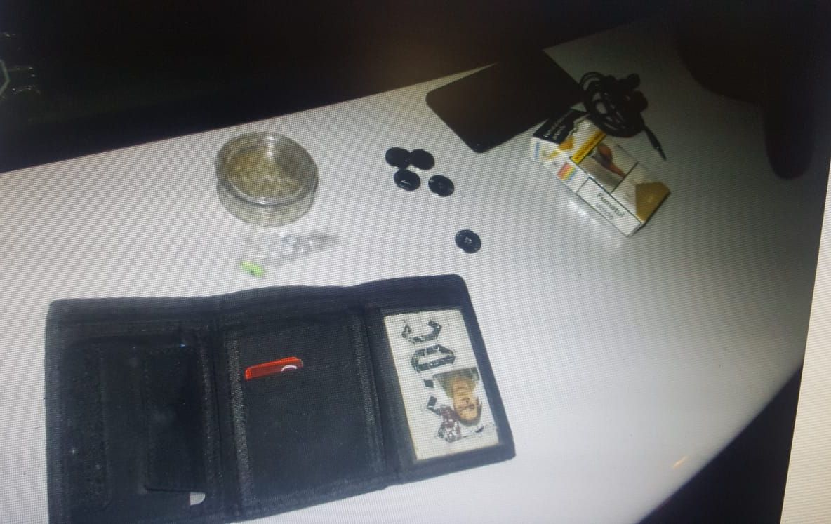 Adolescent în vârstă de 16 ani, din Craiova, cu ecstasy la scara blocului