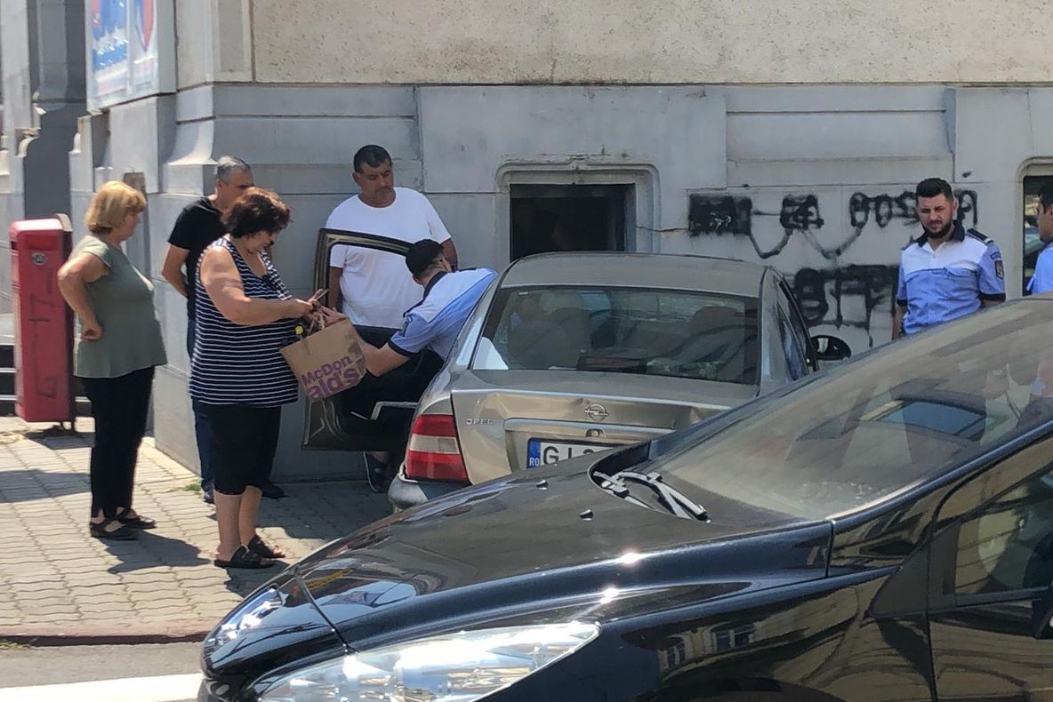VIDEO/FOTO. Accident în centrul Craiovei. A intrat cu mașina într-o clădire, un copil de 13 ani fiind rănit