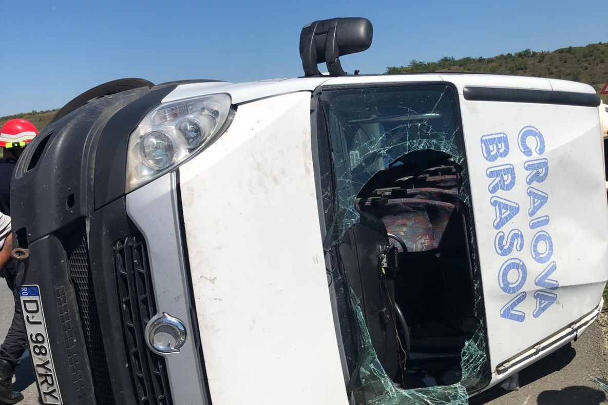 Două persoane au murit în accidentul de la Pieleşti. Explozia unei anvelope, cauza răsturnării microbuzului - FOTO