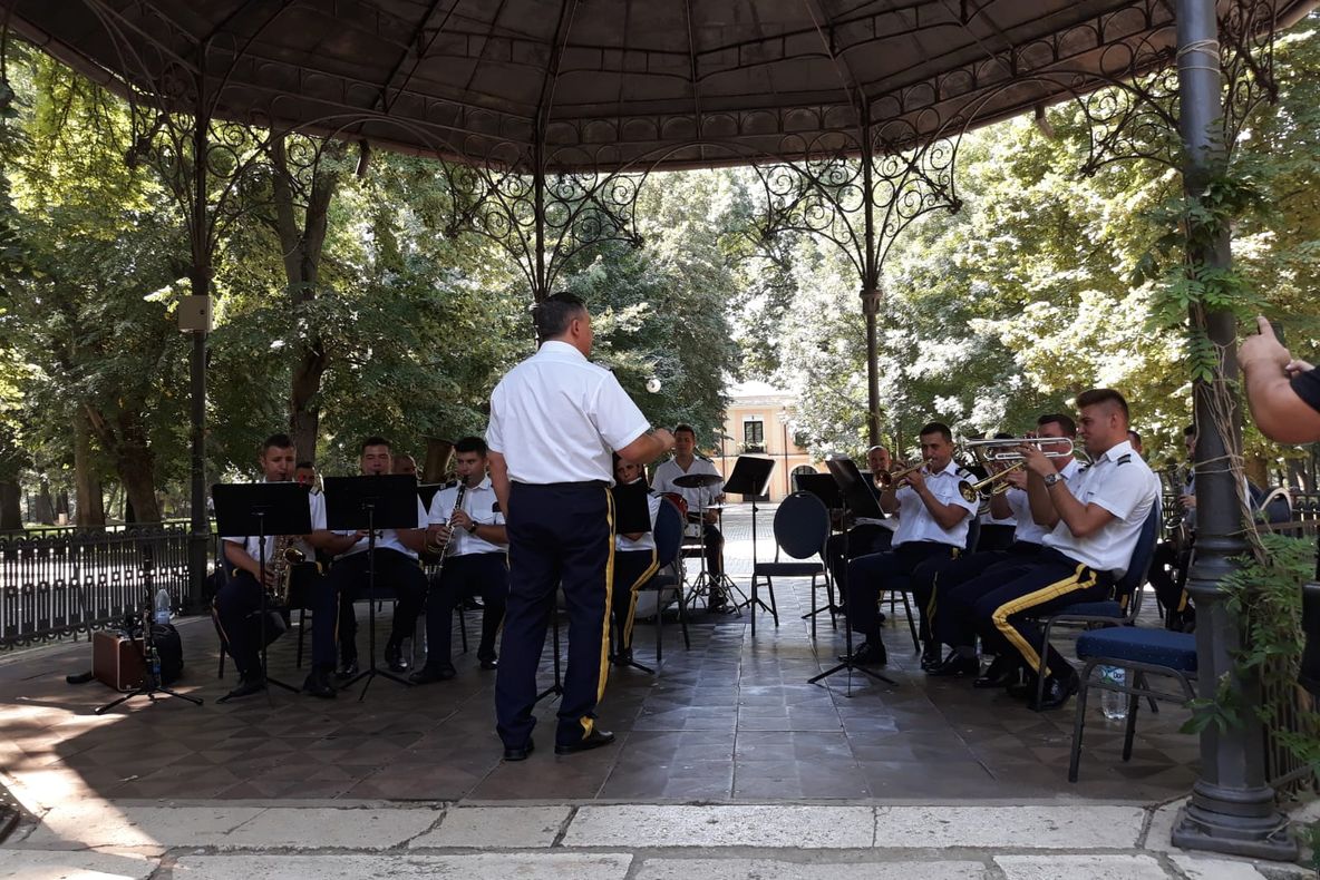 Muzică de promenadă, sâmbătă, în Parcul Romanescu
