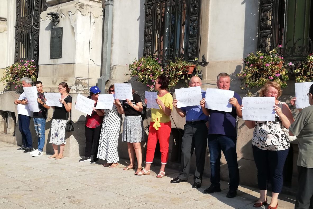 Protest în fața Primăriei Craiova. 20 de profesori, la negocieri cu administrația