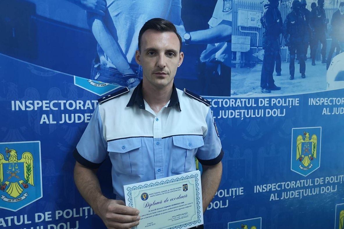 Polițistul din Craiova, care l-a imobilizat pe cuțitarul din mall, felicitat de superiori