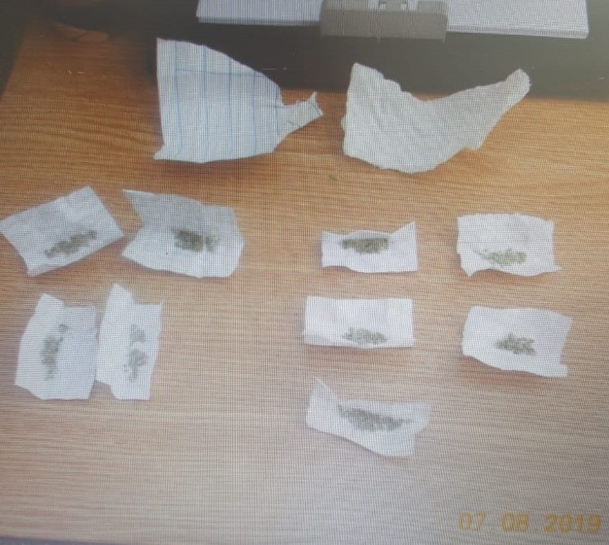 Adolescentă din Craiova prinsă cu droguri la ea, după ce a anunțat polițiștii locali că este urmărită de un tânăr