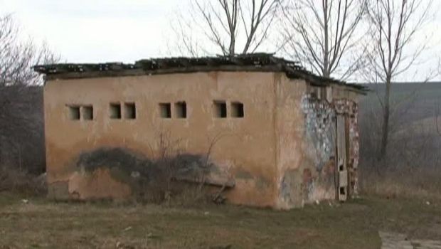 Zeci de școli din Dolj, cu WC-ul în curtea instituției. Elevii și cadrele didactice speră la minunea anunțată de ministrul Fifor