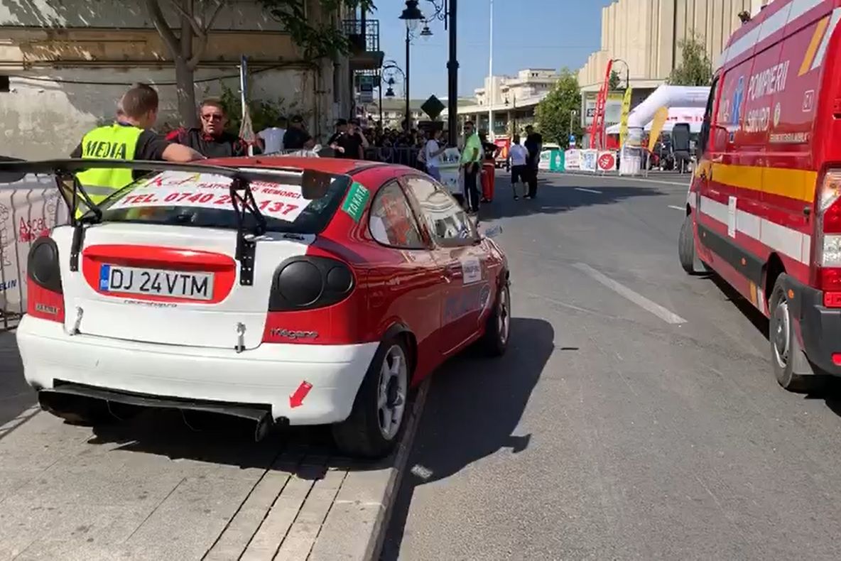 Şase persoane, printre care doi copii, rănite de o maşină de raliu, în centrul Craiovei