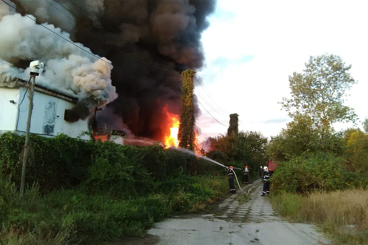 FOTO&amp;VIDEO. Incendiu la un depozit de electrocasnice şi mobilier din apropiere de Işalniţa
