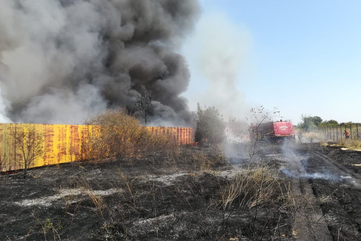 Incendiu de vegetaţie uscată în comuna Podari. Focul a cuprins şi două maşini parcate - VIDEO