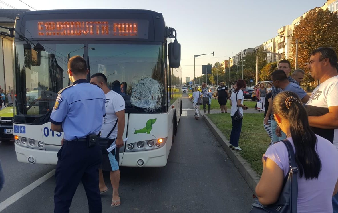 Un bărbat din Craiova a fost lovit de autobuz. Alte două pasagere au fost duse la spital