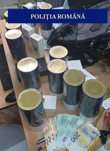 Un doljean avea mașina plină de îmbrăcăminte și produse cosmetice contrafăcute