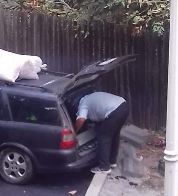 Surprins de polițiștii craioveni în timp ce fura borduri de pe o stradă din municipiu