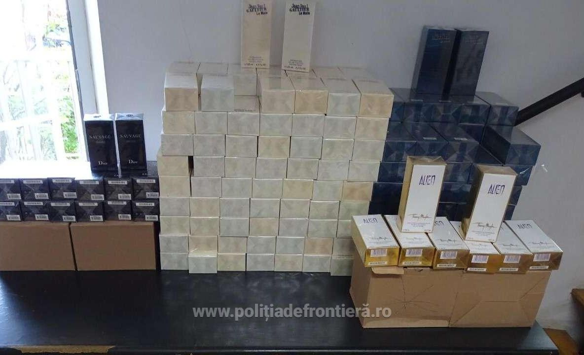 Mii de parfumuri contrafăcute, depistate în microbuzul unui bulgar, la Calafat