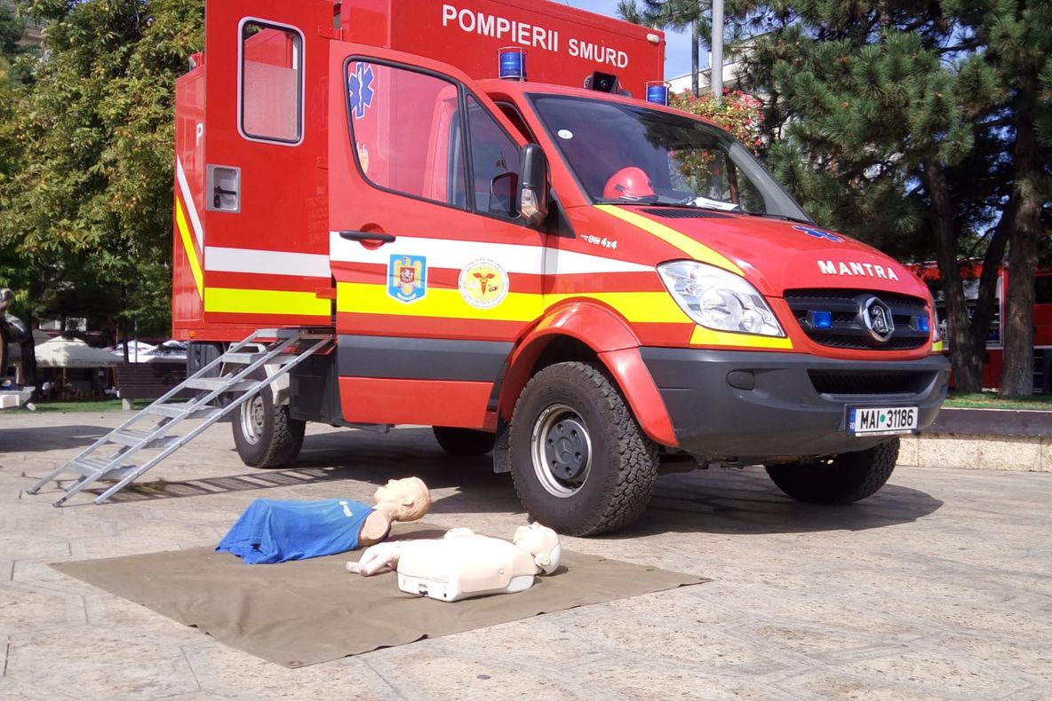 Pompierii doljeni își prezintă tehnica de intervenție, cu ocazia zilei lor