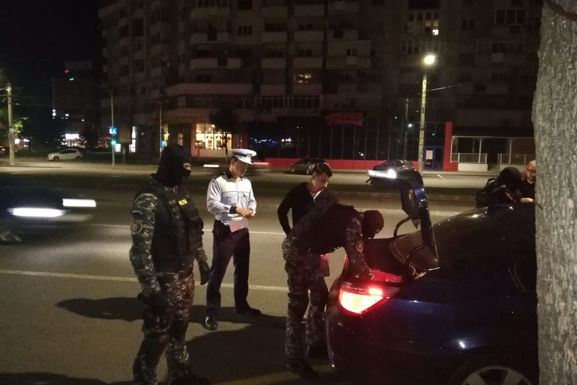 Razie de amploare în Dolj. Poliţiştii au controlat sute de vehicule şi mii de oameni