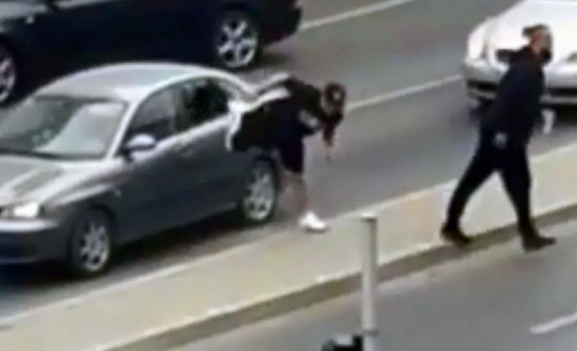 Suporterul FCU Craiova, care a spart geamul unui autoturism oprit la semafor, reţinut de Poliţie