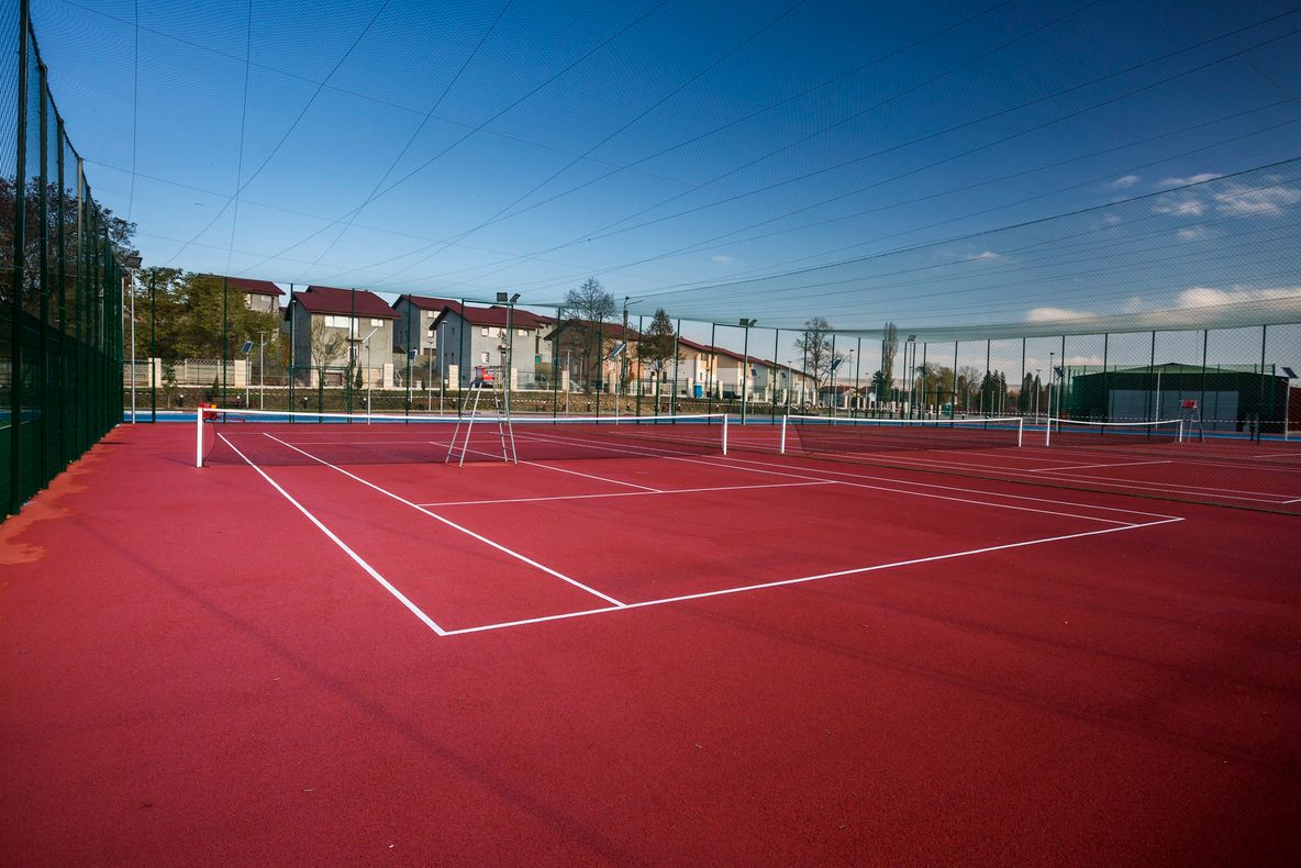 Terenuri de tenis, fotbal sau golf în locul complexului Dracula Park din Craiova-propunere