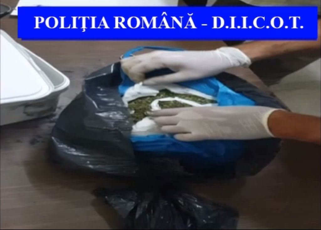 Droguri trimise prin firmă de curierat, la Craiova. Doi doljeni au fost reținuți-VIDEO