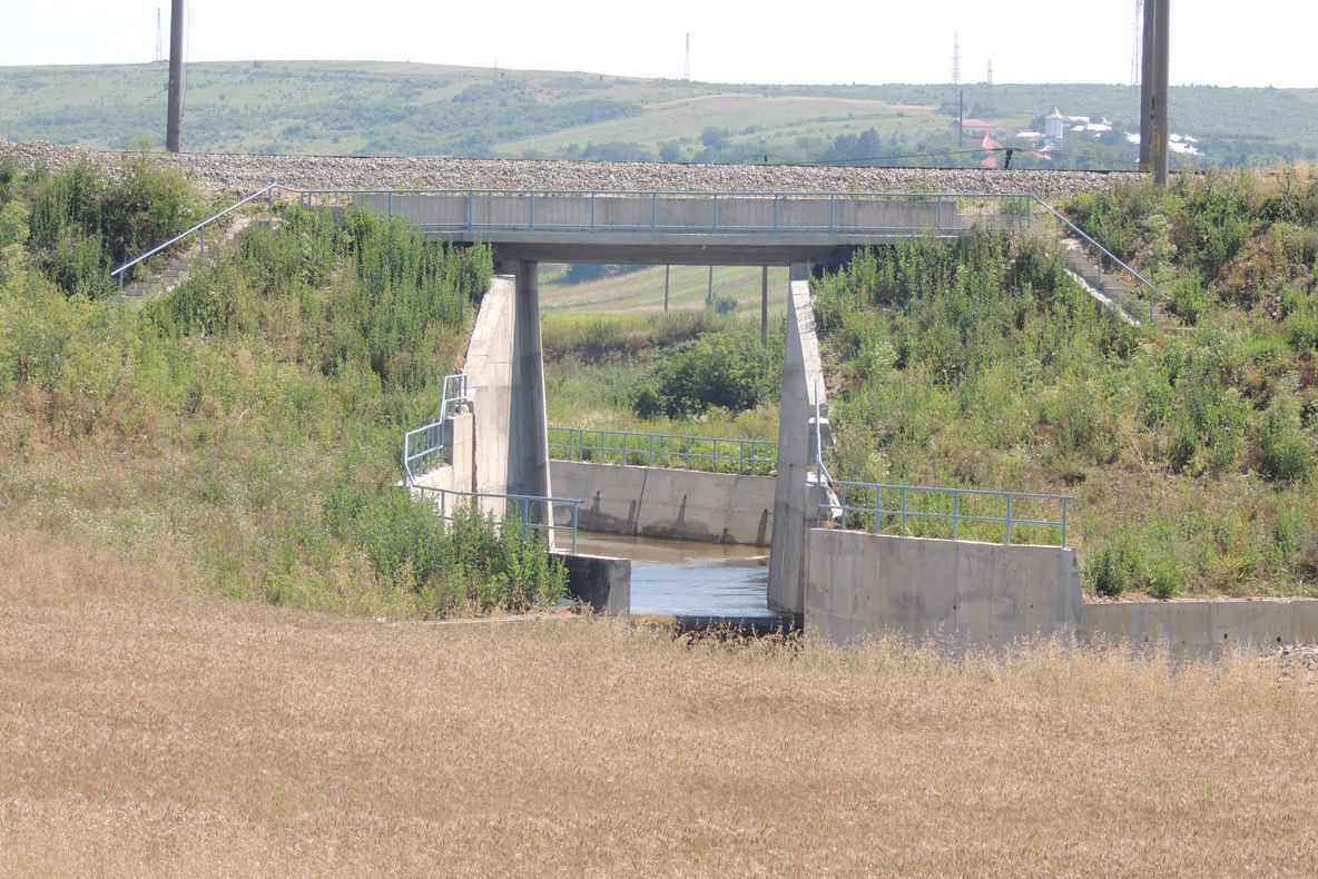 Lucrări la un pod feroviar supraevaluate. Pagubă pentru CFR, trei persoane reținute