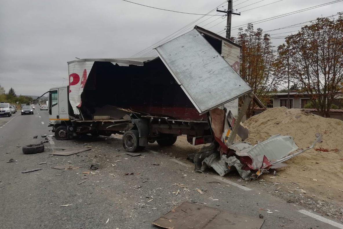 Dolj: Accident cu mașina de transport pâine. Un tânăr a ajuns la spital