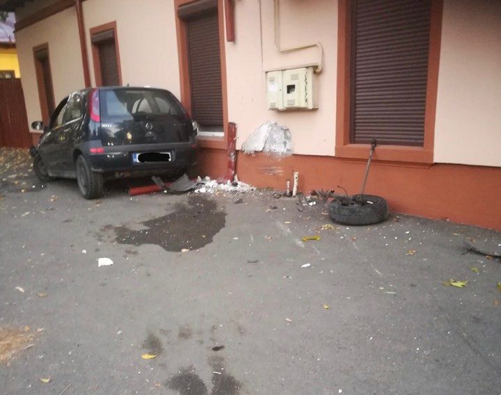 A intrat cu mașina într-o casă din Craiova. Șoferul a ajuns la spital