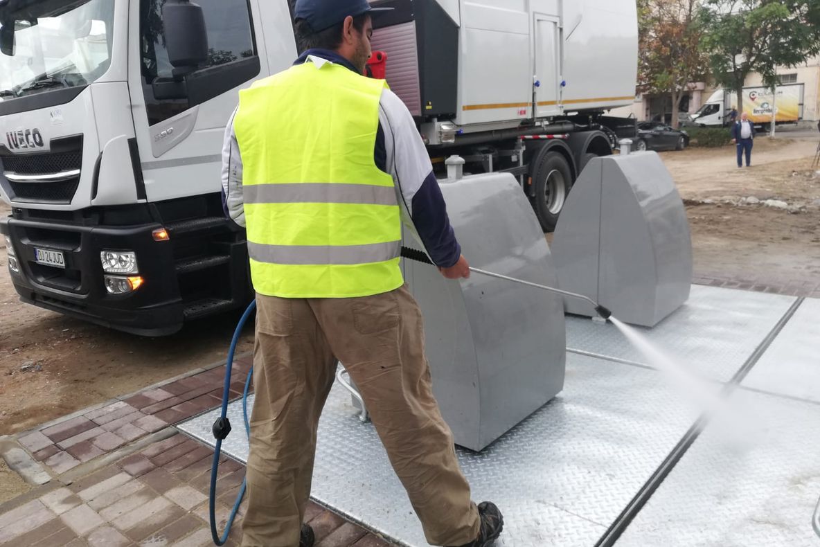 După lungi așteptări, în Craiova se instalează primele containere îngropate