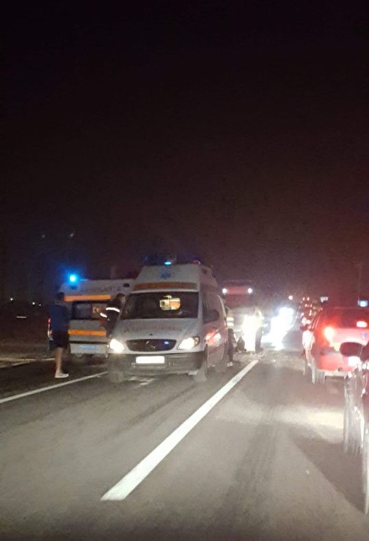 Accident GRAV în localitatea Filiași. TREI răniți