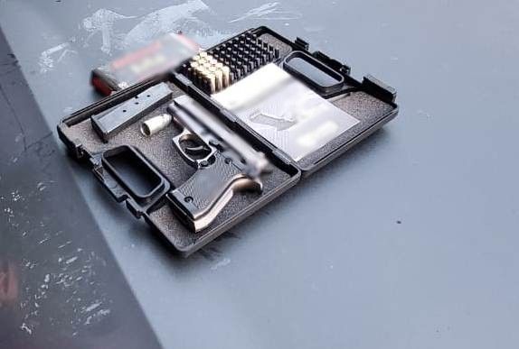 Pistol și mai multe cartușe ridicate din locuința unui tânăr din Dolj