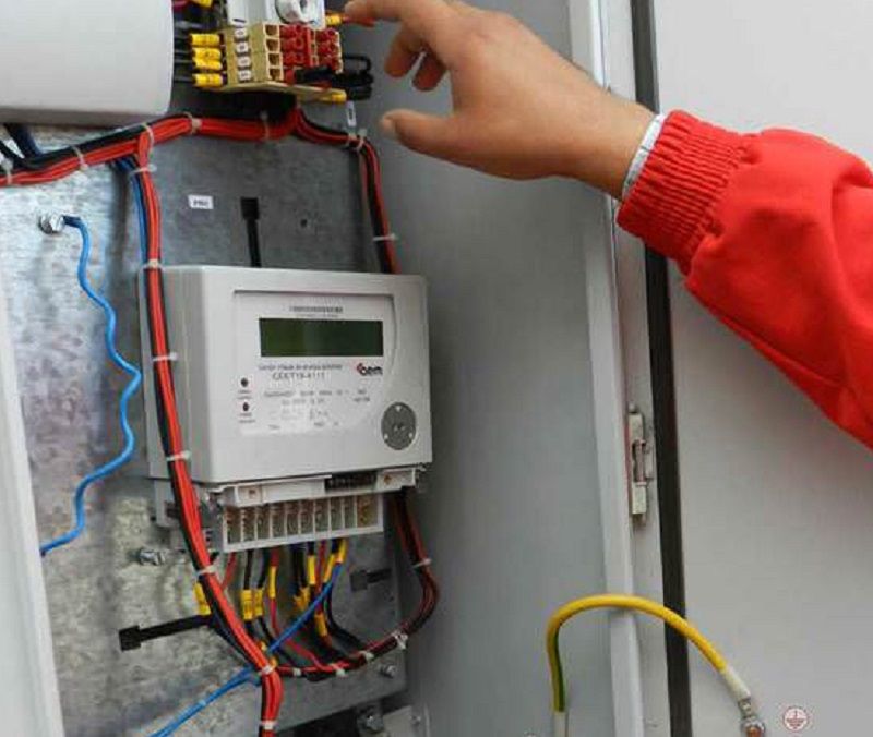 Prins în flagrant în timp ce fura energie electrică