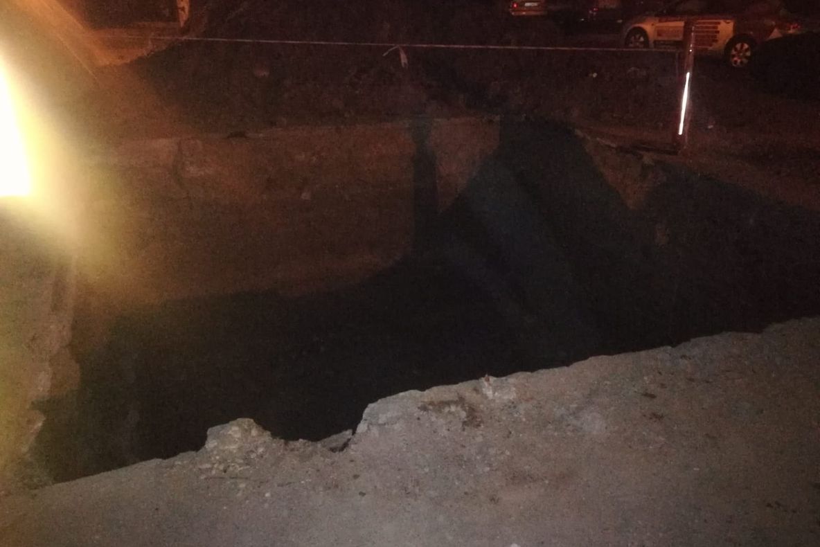 Un bărbat a căzut într-o groapă de trei metri adâncime, în Craiova. Au intervenit pompierii