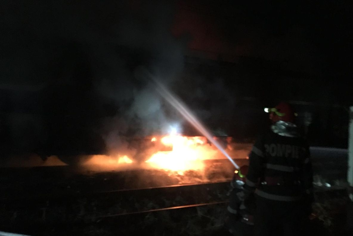 Locomotiva care a luat foc, în Dolj, tracta 39 de vagoane încărcate cu cărbune
