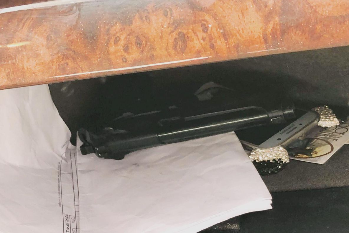 Dosar penal pentru doi tineri din Dolj prinși cu un pistol în mașină