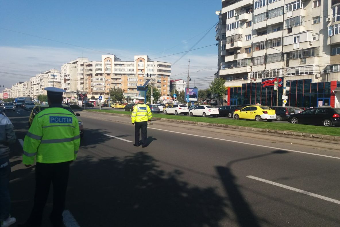 Telefonul mobil la volan, cauza multor accidente. Șoferii din Dolj, opriți de poliţişti