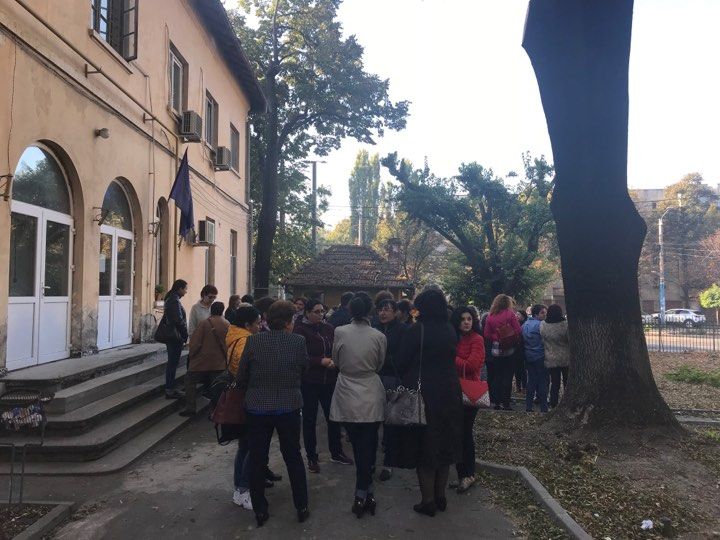 Protest în fața Spitalului Filantropia din Craiova. Zeci de cadre medicale nemulțumite că le-au fost diminuate sporurile
