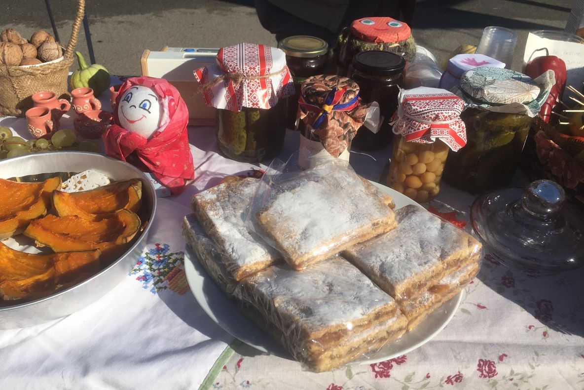 Bunătăți de sezon vândute la Târgul de toamnă de la Colegiul Carol I din Craiova